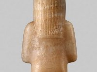 Aeg S 38 RS  Aeg S 38, Rückseite 19. Dynastie, Unbezeichnetes Uschebti, Alabaster, H 21,5 cm, B 7,8 cm, T 5,5 cm : Bestandskatalog Ägypten, Museumsfoto: Claus Cordes